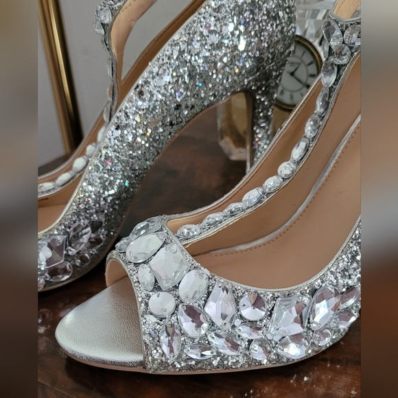 Badgley Mischka silver crystal t-strap heels NWOT size 8 Conroy T strap - Picture 2 of 8